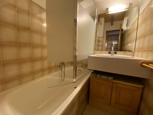 _lv_images__lot_0000000094_08_8463047