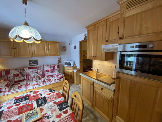 _lv_images__lot_0000000100_05_8303143