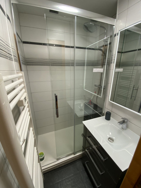 _lv_images__lot_0000000100_08_8226373