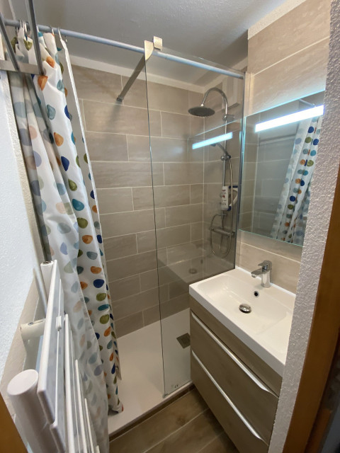 _lv_images__lot_0000000101_08_8497939