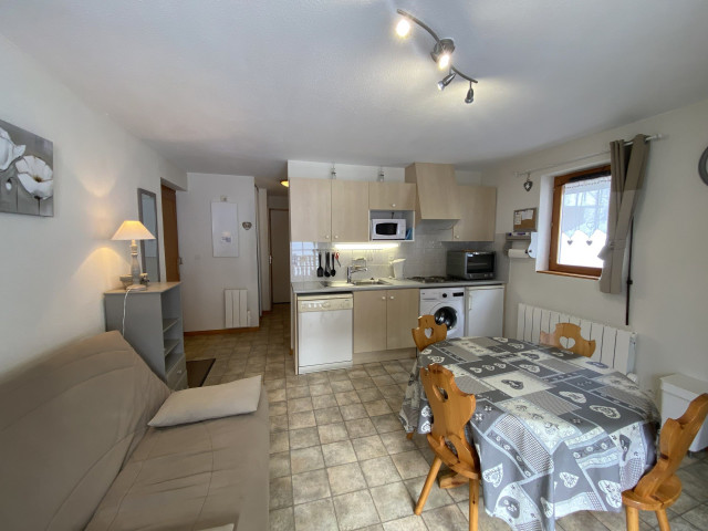 _lv_images__lot_0000000102_02_8232452