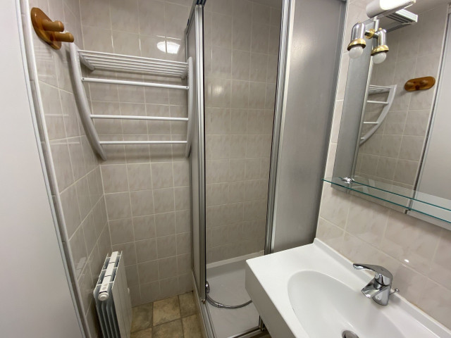 _lv_images__lot_0000000102_10_8503543