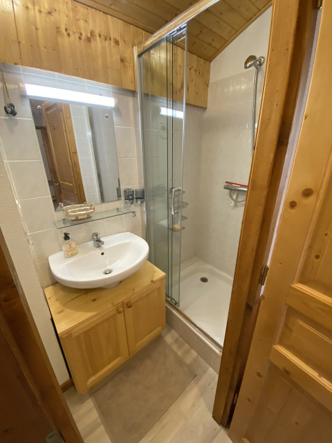 _lv_images__lot_0000000104_11_8516502