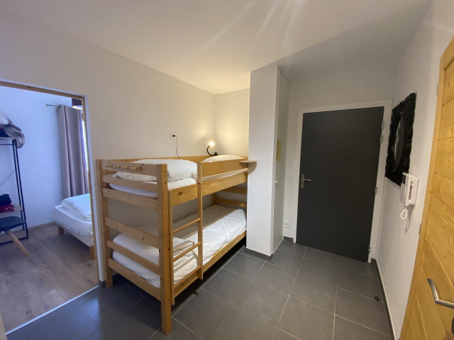 _lv_images__lot_0000000112_08_8415963