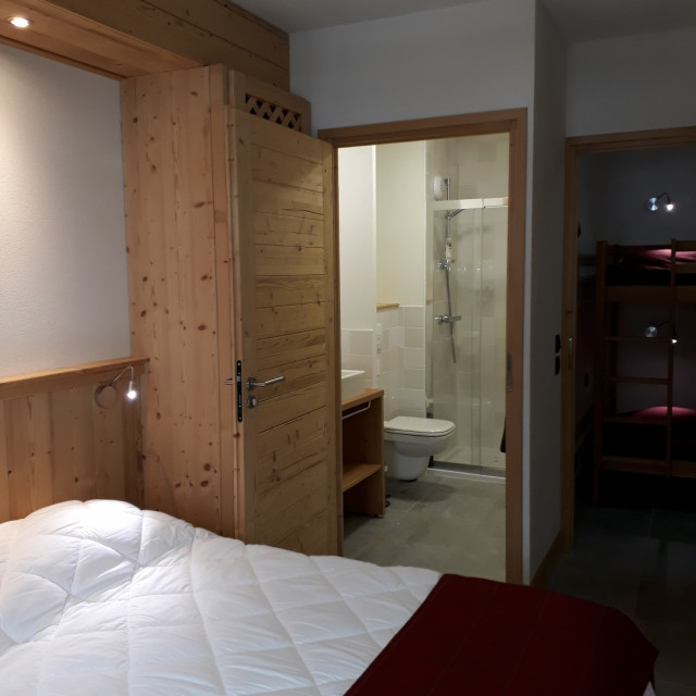 _lv_images__lot_0000000115_07_8588811