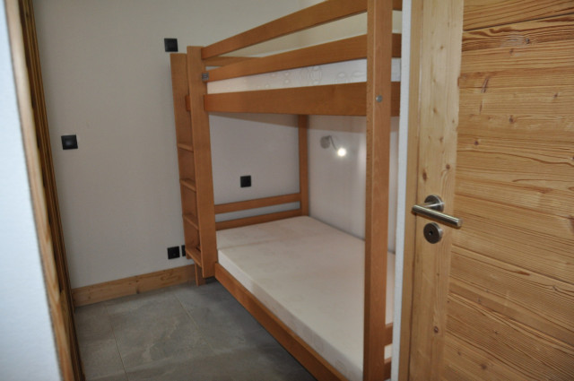 _lv_images__lot_0000000115_09_8503468