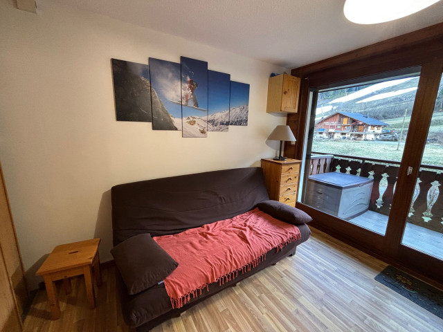 _lv_images__lot_0000000124_03_8301095