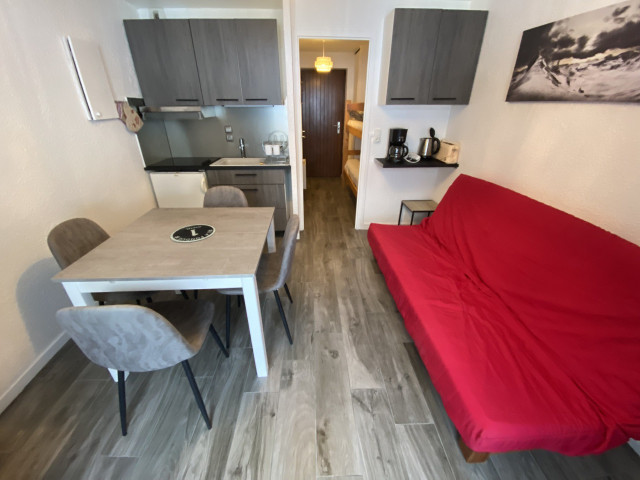 _lv_images__lot_0000000130_02_8289950