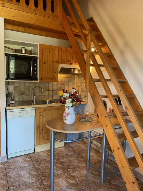 _lv_images__lot_0000000144_03_8253528