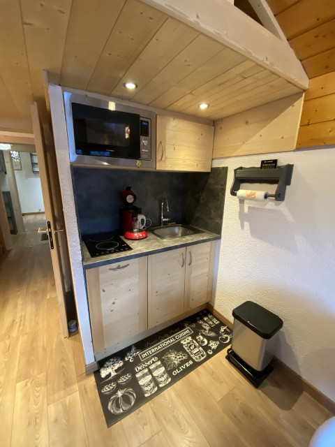 _lv_images__lot_0000000147_04_8230387