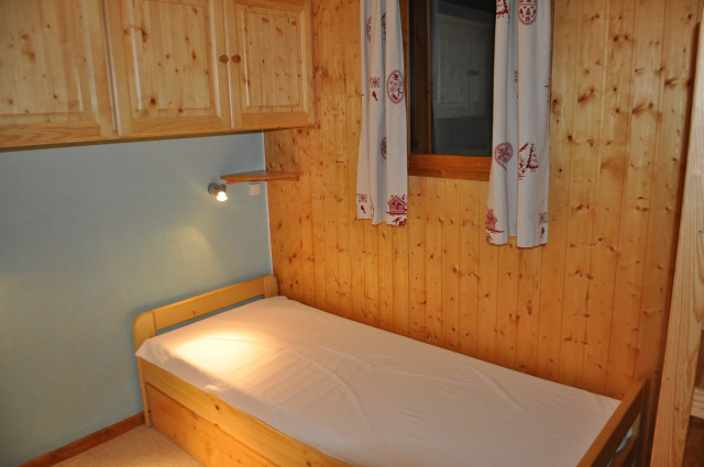 _lv_images__lot_0000000157_03_8262125