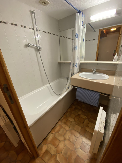 _lv_images__lot_0000000157_04_8370972