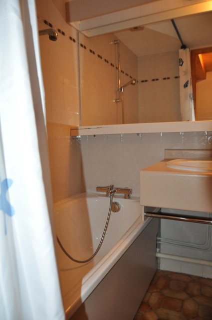 _lv_images__lot_0000000157_10_8370978