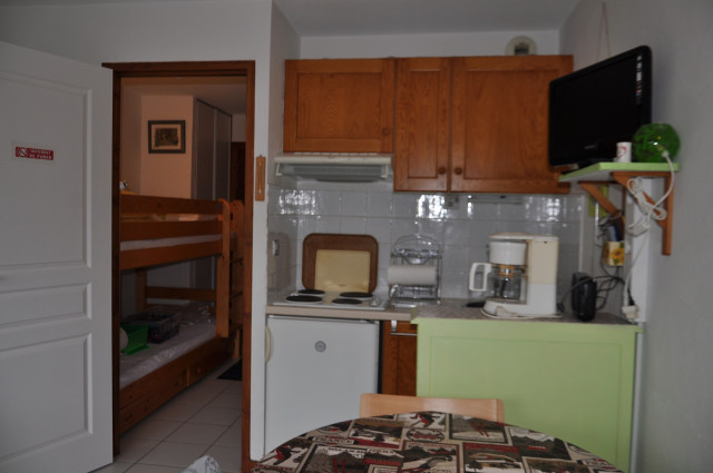 _lv_images__lot_0000000159_03_8459113