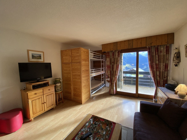 _lv_images__lot_0000000162_05_8233332