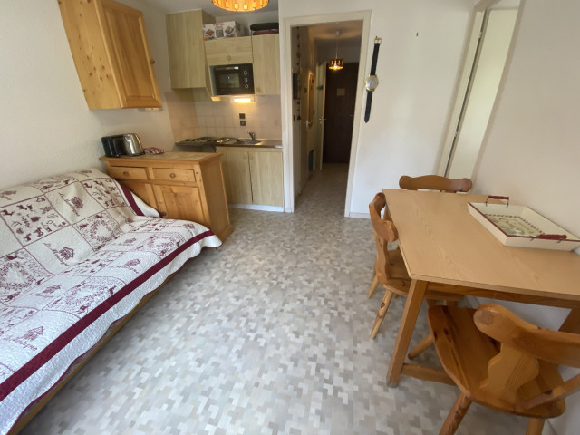 _lv_images__lot_0000000202_02_8207380