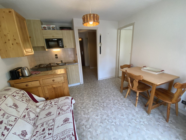 _lv_images__lot_0000000202_04_8337208