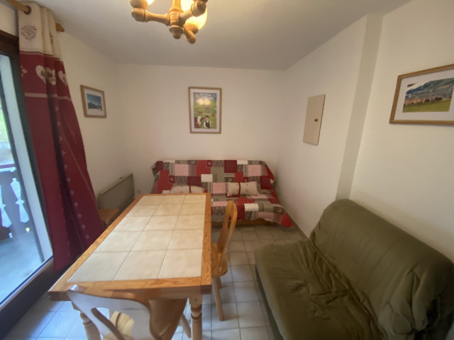 _lv_images__lot_0000000211_02_8459059