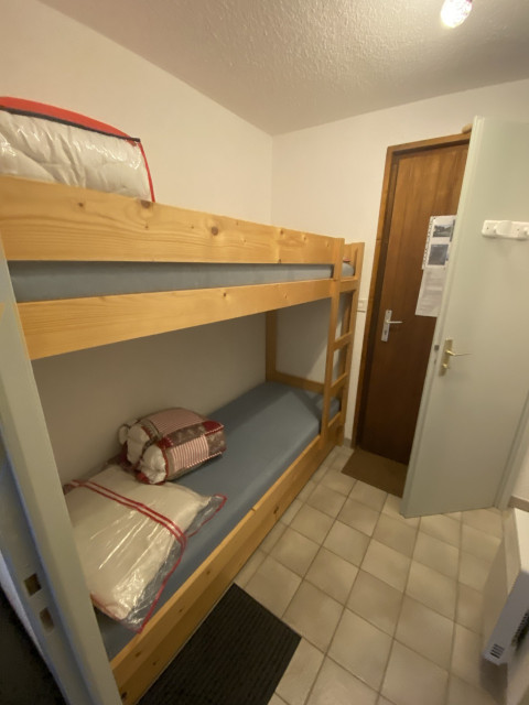 _lv_images__lot_0000000211_04_8325086