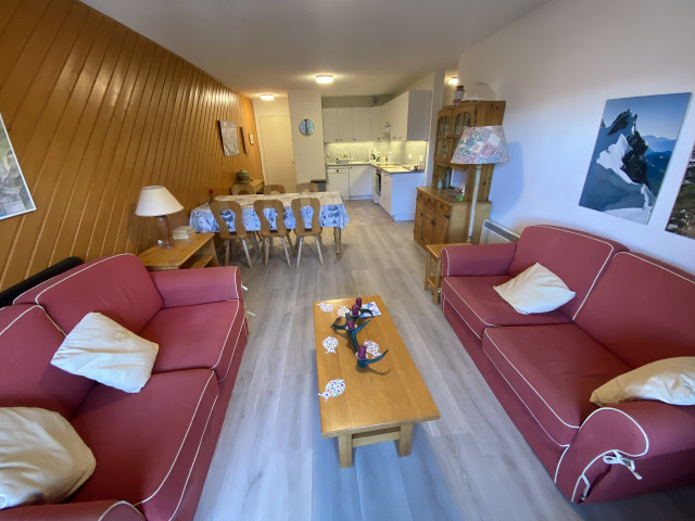 _lv_images__lot_0000000215_02_8449947