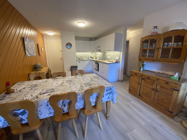 _lv_images__lot_0000000215_05_8226245