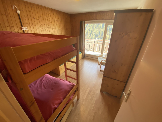 _lv_images__lot_0000000215_09_8285662