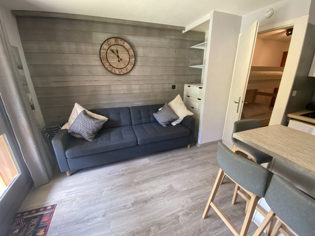 _lv_images__lot_0000000225_09_8589779