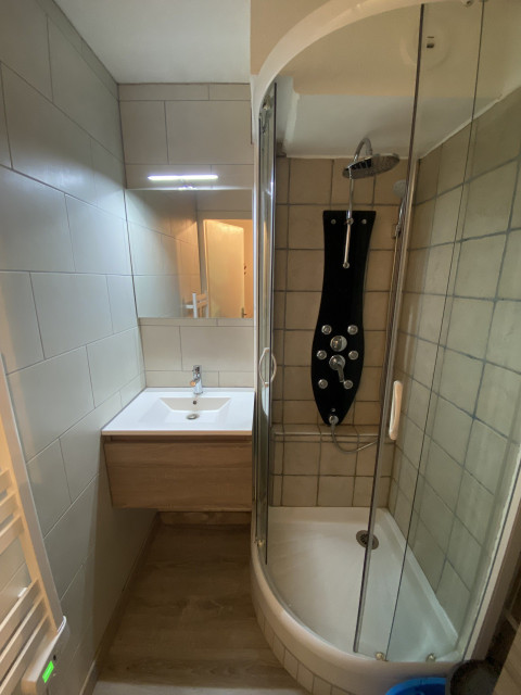 _lv_images__lot_0000000225_12_8231009