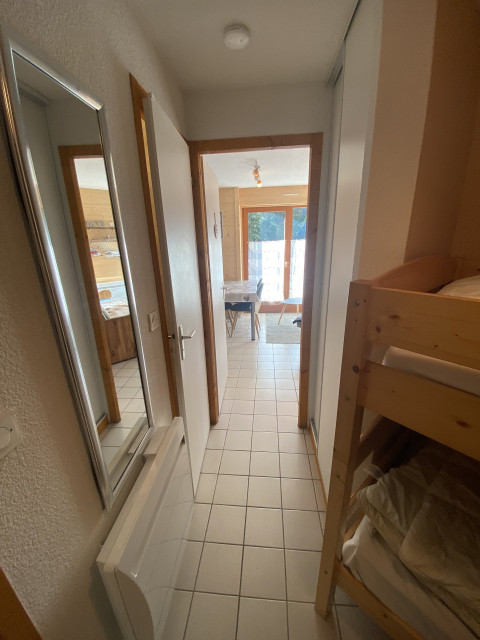 _lv_images__lot_0000000233_12_8572342