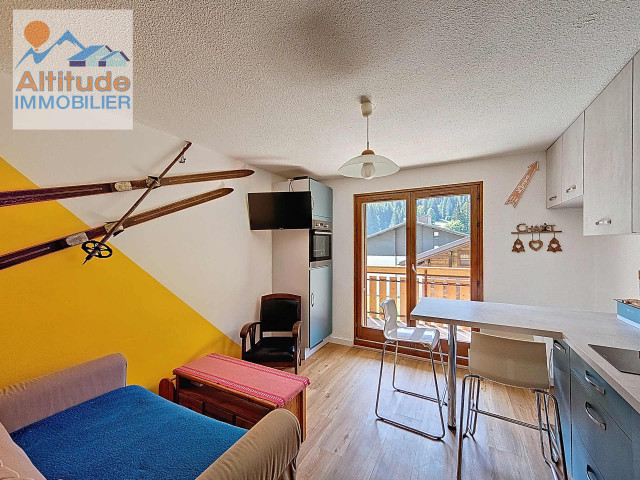 _lv_images__lot_0000000242_03_8572349