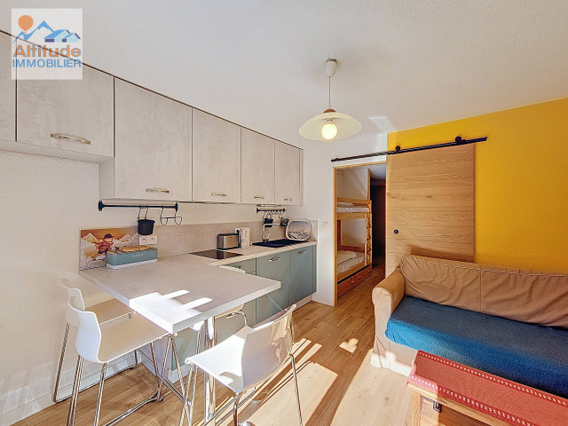 _lv_images__lot_0000000242_04_8572350