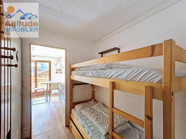 _lv_images__lot_0000000242_05_8572351