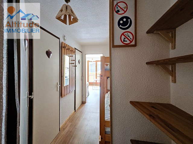 _lv_images__lot_0000000242_06_8572352