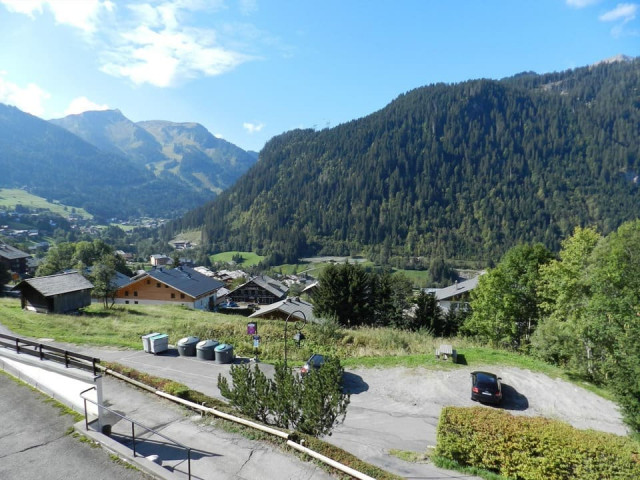 Appartement 12A dans résidence Les Biches, Châtel, vue sur le village en été