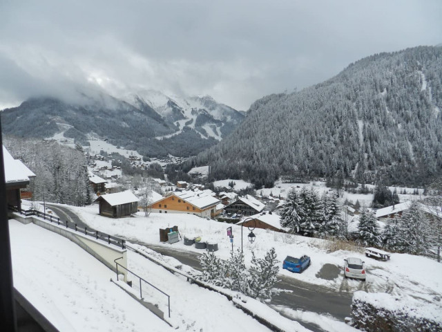 Appartement 12A dans résidence Les Biches, Châtel, vue sur le village en hiver