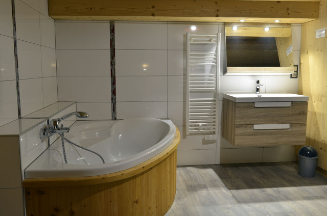 Flat sleeps 14, Florence, bathroom les combes, Châtel winter