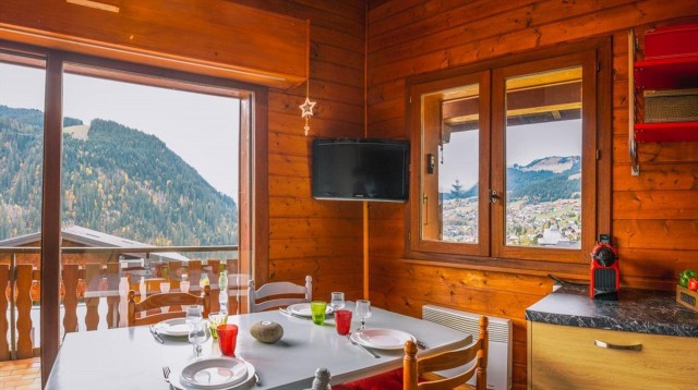 Appartement 4 personne Châtel centre Alpina coin cuisine et repas