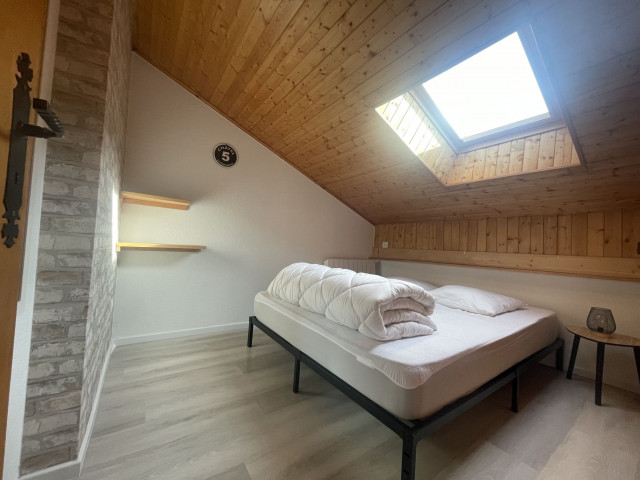 Apartment for 4 people, Chalet de l'Oy, Loy Châtel, Bedroom, Sun over the Alps (ALT)