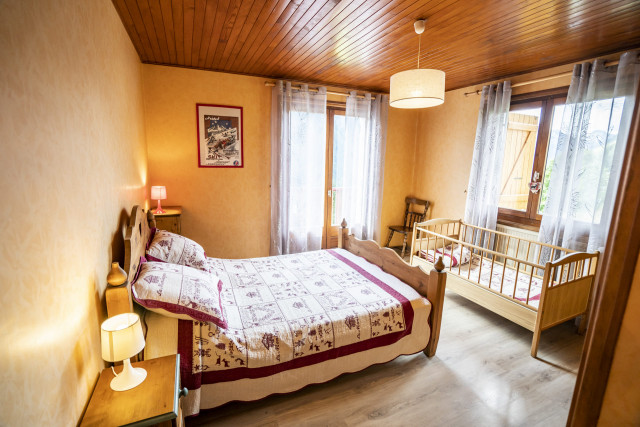 Appartement 8 personnes Chalet Les Pensées, chambre lit double et lit bébé, Châtel Tourisme
