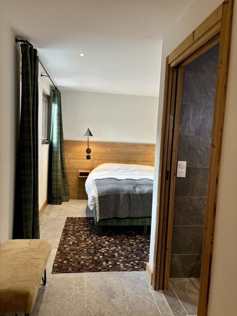 Appartement Alchimie 12C à Châtel, chambre et salle de douche en suite