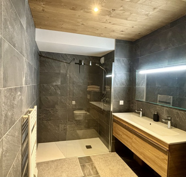 Appartement Alchimie 12C à Châtel, chambre lit double et salle de douche