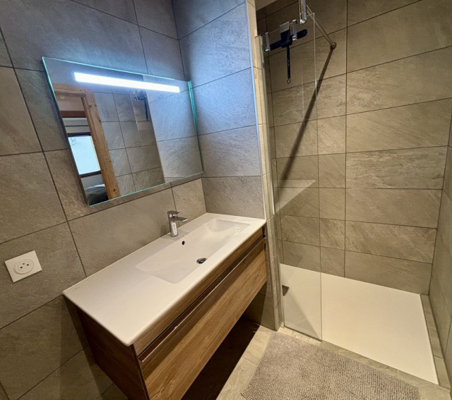 Appartement Alchimie 12C à Châtel, salle de douche indépendante