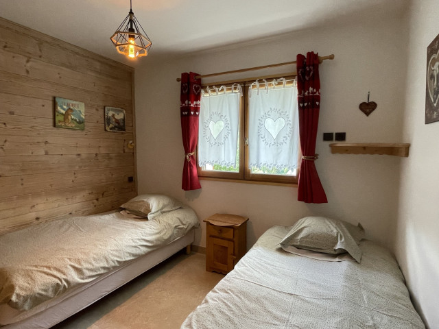 “Boule de Neige” Apartment, bedroom with two single beds, Châtel, Haute-Savoie