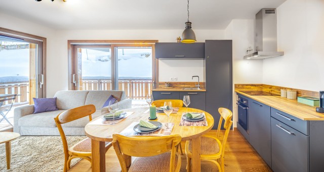 Appartement Chalet des Freinets, 4 personnes, Châtel, coin repas et cuisine équipée