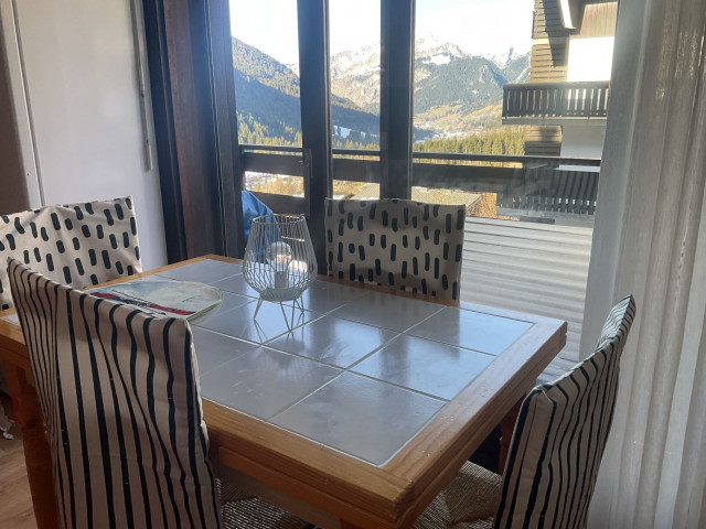 Appartement Croix de Savoie n°16, table, Châtel montagne