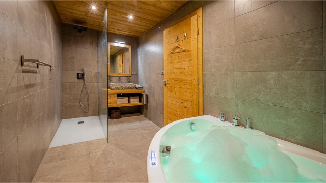 Appartement dans chalet CHATOU HAUT, 14 personnes, Châtel, salle de douche et baignoire spa