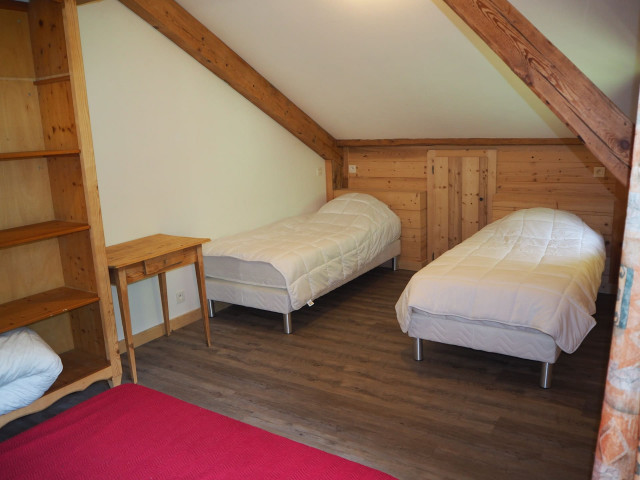 Appartement dans chalet la Clairière, Chambre 2 lits simples + 1 lit double, Haute Savoie Soleil Famille