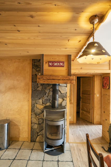 Appartement dans Chalet La Puce, Séjour avec poêle à bois, Châtel Télésiège 74