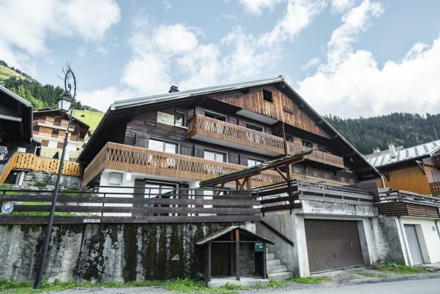 Appartement dans Chalet La Puce Vue extérieure face bâtiment Châtel