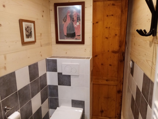 Appartment in chalet le Détour, shower/wc in bedroom with double bed, La Chapelle d'Abondance